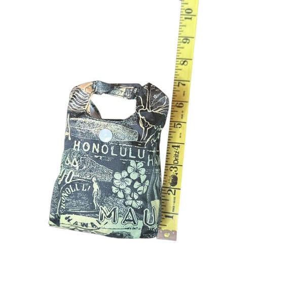 Hawaiian Print Travel Bag - Picture 5 of 7